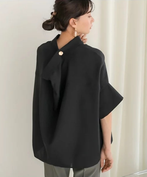 ウェーブボタン変形ブラウス