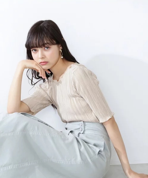 サテンプリーツトップ