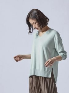 ゆったりサイズのVネックニット