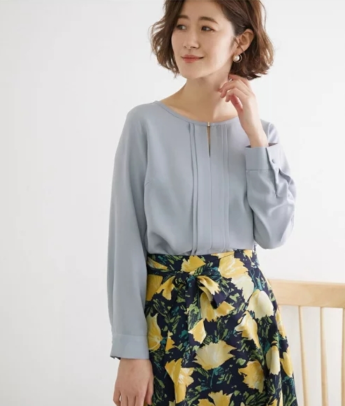 ゴールドパーツフロントタックブラウス