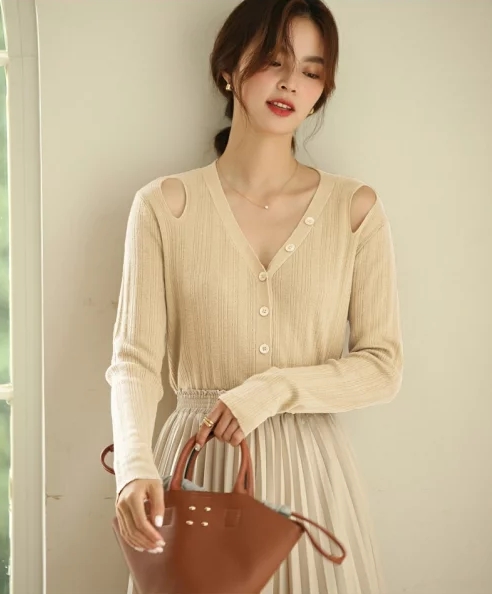 ショルダースリット入りニットカーディガン