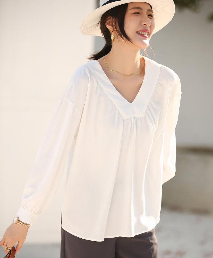 バックVネックブラウス