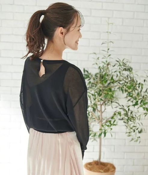 パール釦シアーニットプルオーバー