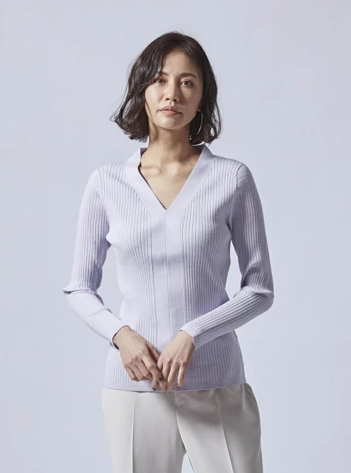 ストレッチの効いたVネックリブニット