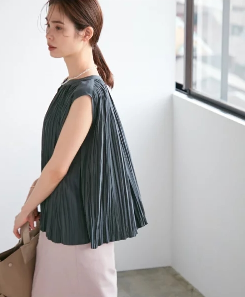 ワッシャープリーツノースリーブブラウス