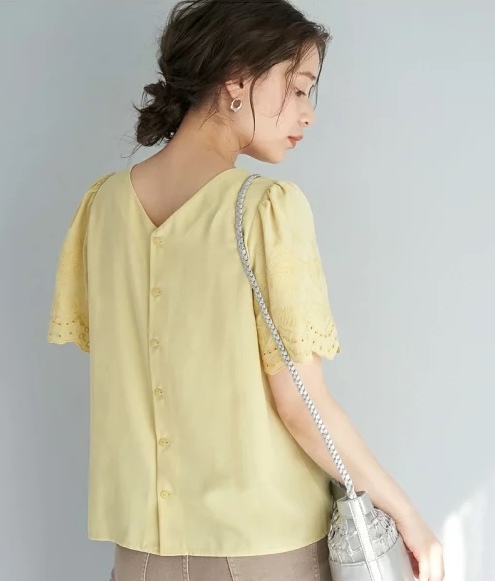 袖スカラップ刺繍ブラウス