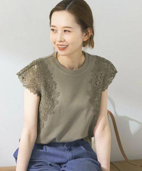 レースフレンチスリーブプルオーバー