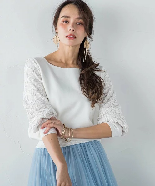 Viaggio Blu 袖レース刺繍ニットプルオーバー